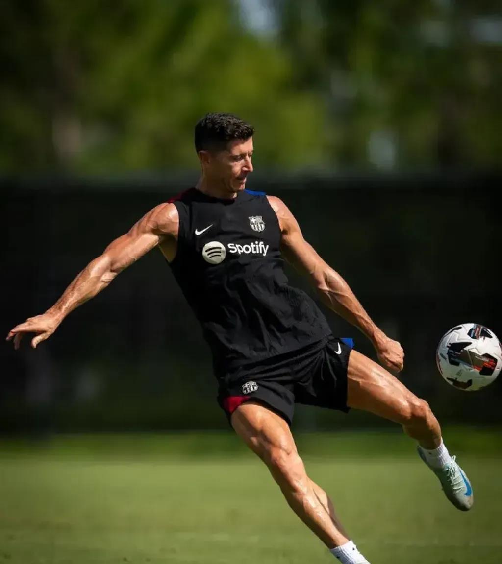 莱万多夫斯基重返赛场，持续失利首场状态出色，利物浦观众沸腾！的简单介绍