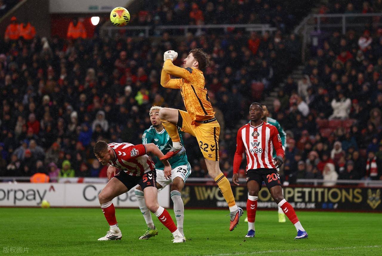 阿扎伦卡在利物浦比赛中绝杀，回归赛场引发热议！的简单介绍